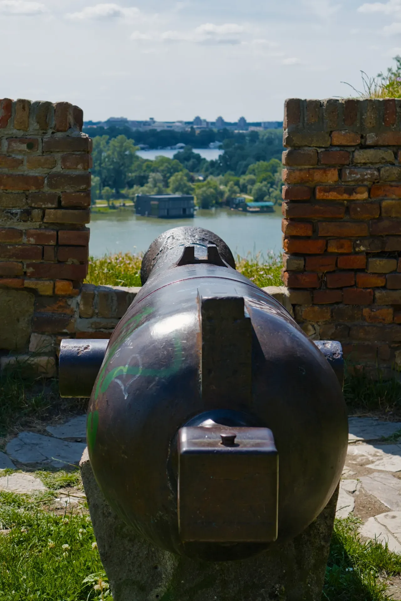 Cannone di Kalemegdan sullo sfondo del fiume Sava a Belgrado, Serbia, al tramonto.