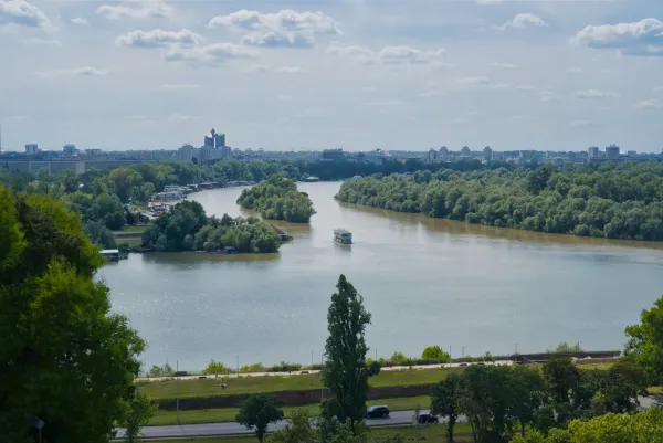 Blick auf den Zusammenfluss von Save und Donau mit der Silhouette von Neu-Belgrad am Horizont, als perfekter Kunstdruck.