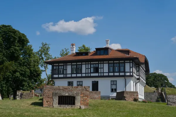 Historisches Haus Kalemegdan in Belgrad, Serbien, mit traditioneller Architektur und Ziegeldach unter klarem blauen Himmel.