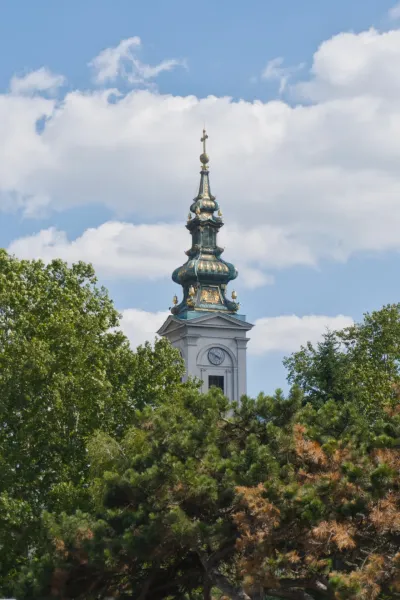 Turm der Kirche des Heiligen Erzengels Michael in Belgrad, Blick von Kalemegdan, vor bewölktem Himmel.