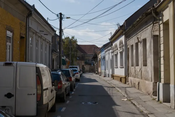 Malerische Straße in Zemun, Belgrad, mit Reihenhäusern und geparkten Autos, ideal für die Inneneinrichtung.