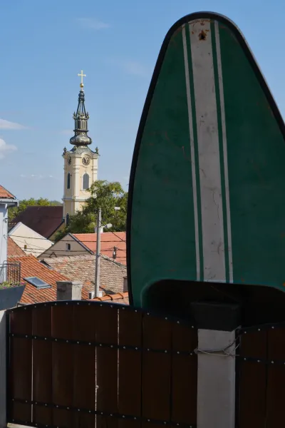 Zemun, Belgrad: Porträtfotografie eines historischen Kirchturms vor blauem Himmel.