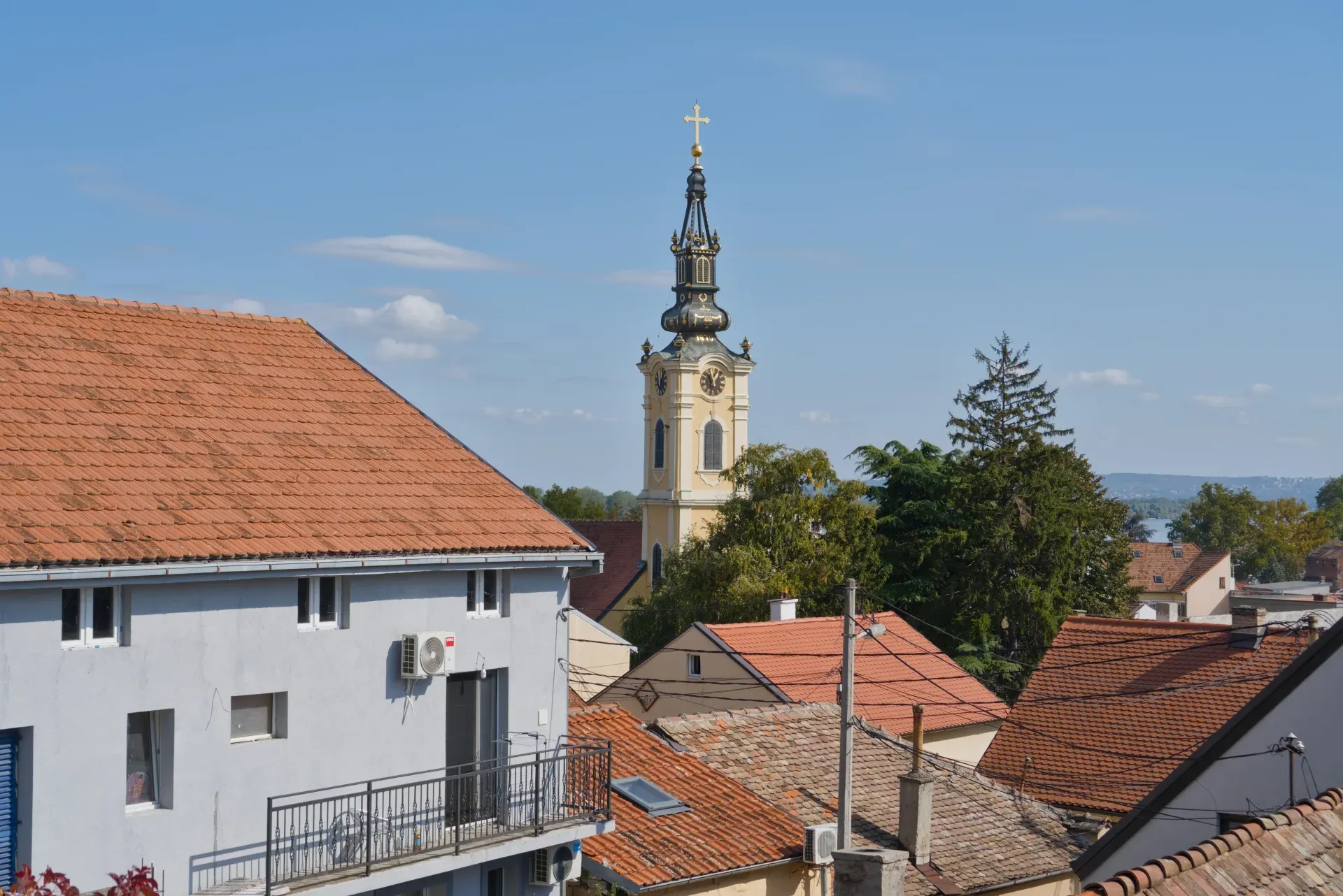 Pogled na Zemun, Beograd, sa zvonikom i terakota krovovima kuća.