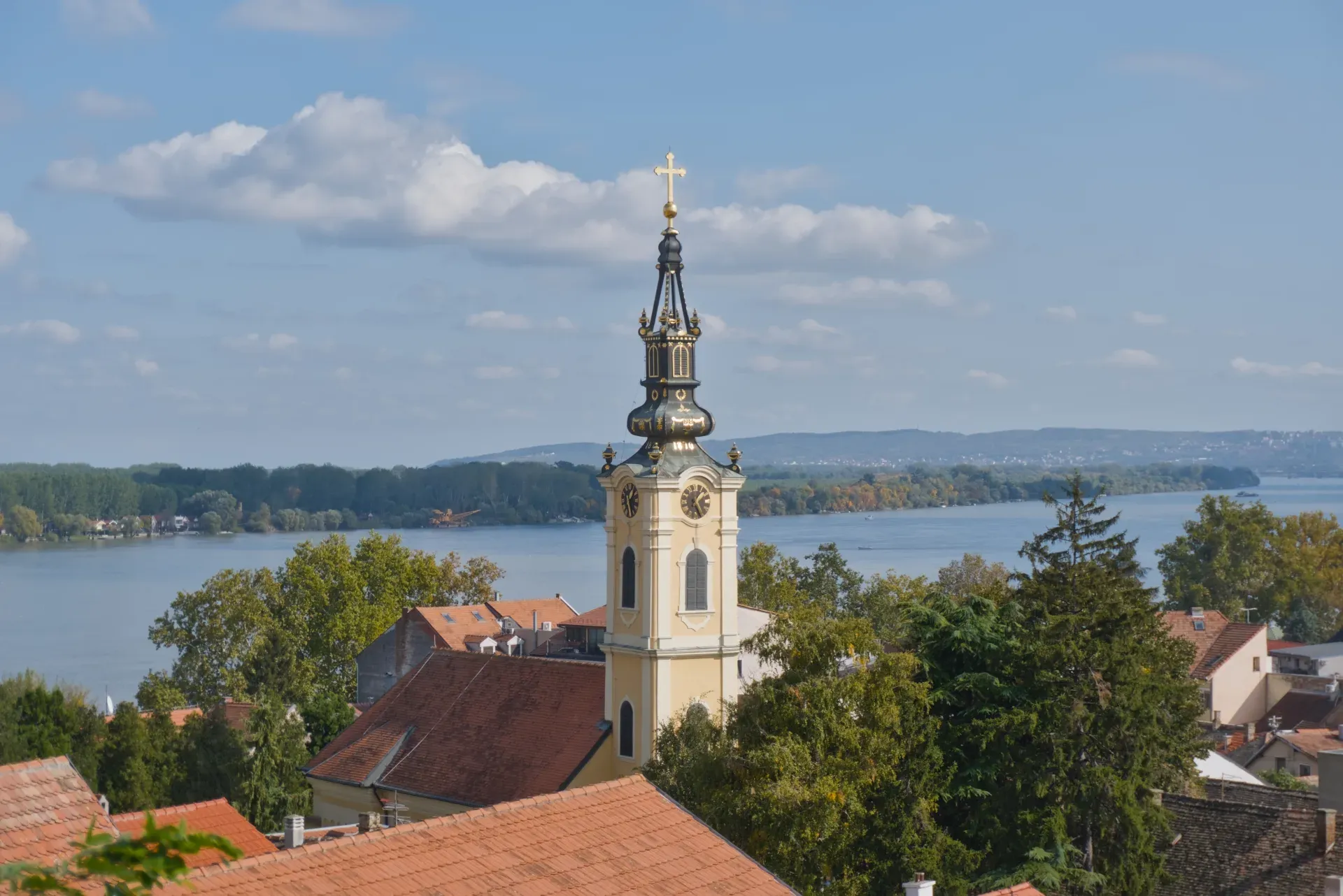 Vista desde la Torre Gardos en Zemun, Serbia, con vistas al río y al paisaje urbano