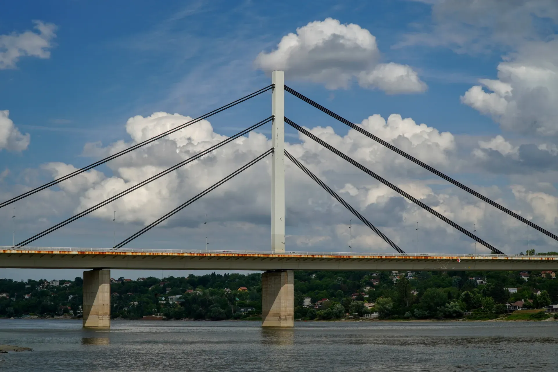 Мост слободе у Новом Саду, Србија, на позадини драматичног неба са облацима.