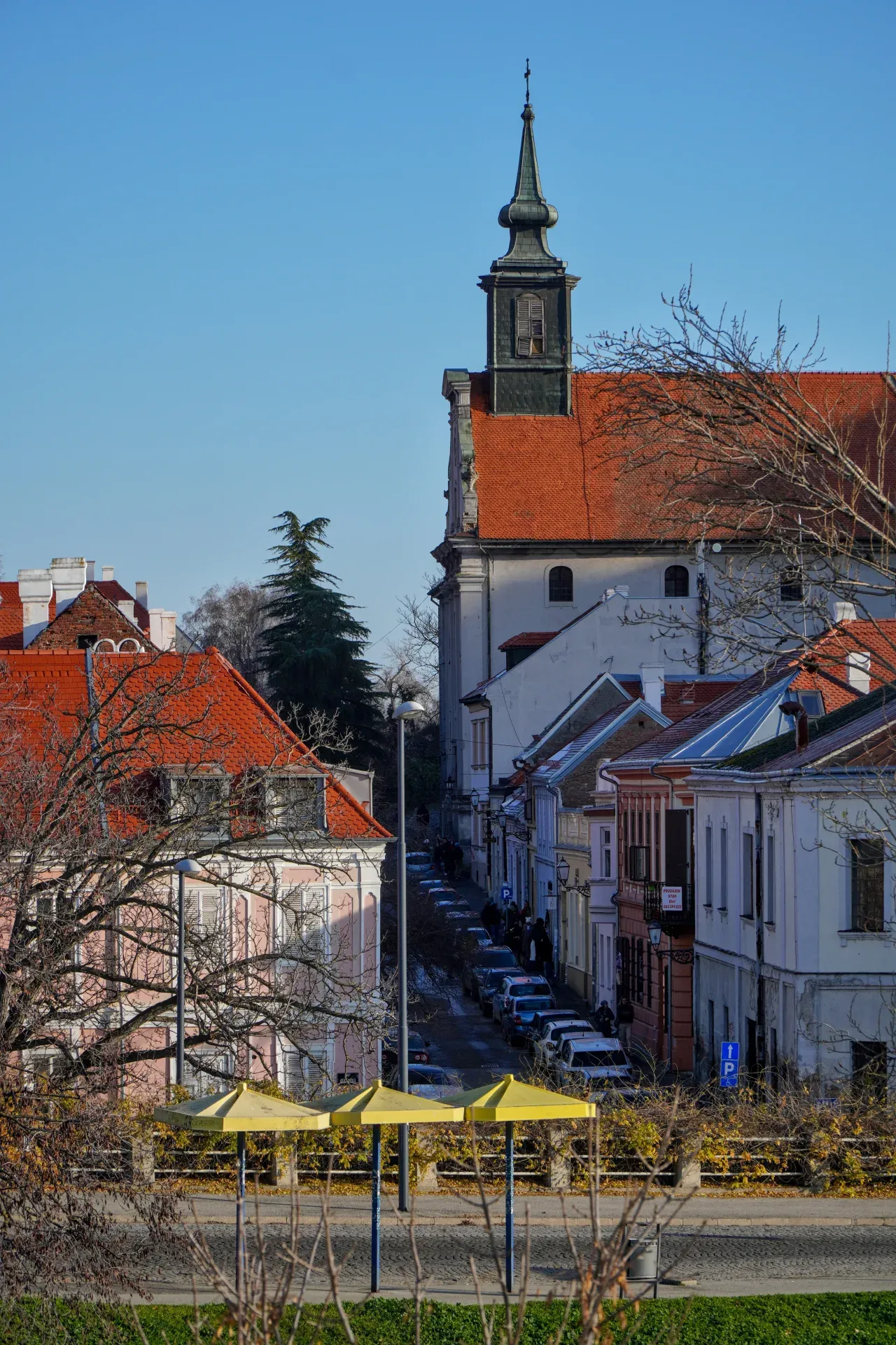 Vista del Monasterio de San Jorge en Petrovaradin, Serbia, en formato vertical.