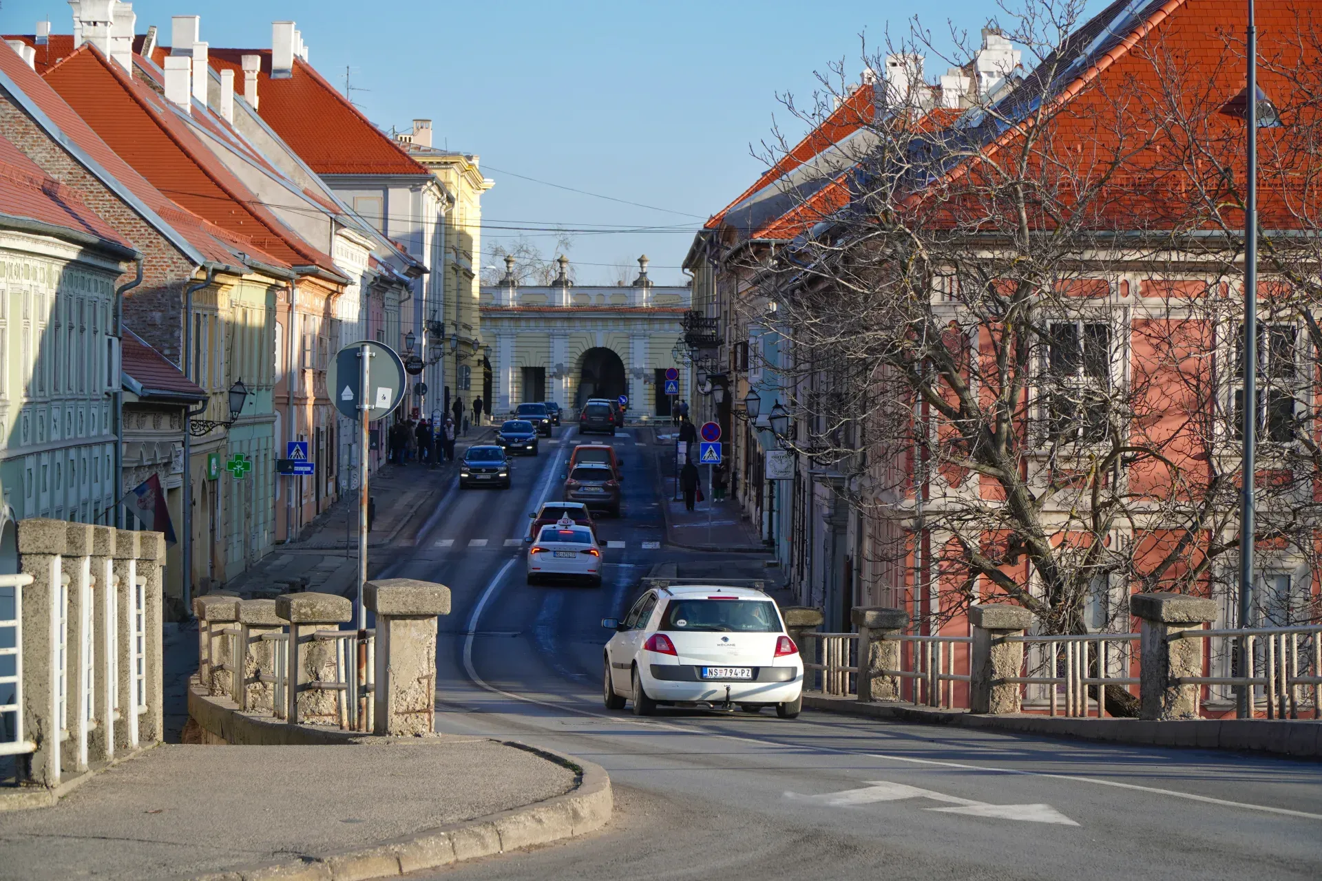 Bunte Straße in Petrovaradin, Serbien, mit farbenfrohen Gebäuden und Autos.