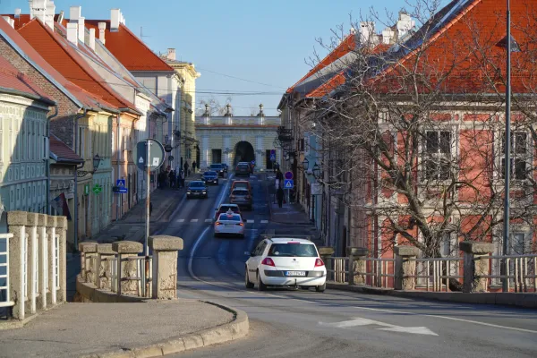 Bunte Straße in Petrovaradin, Serbien, mit farbenfrohen Gebäuden und Autos.