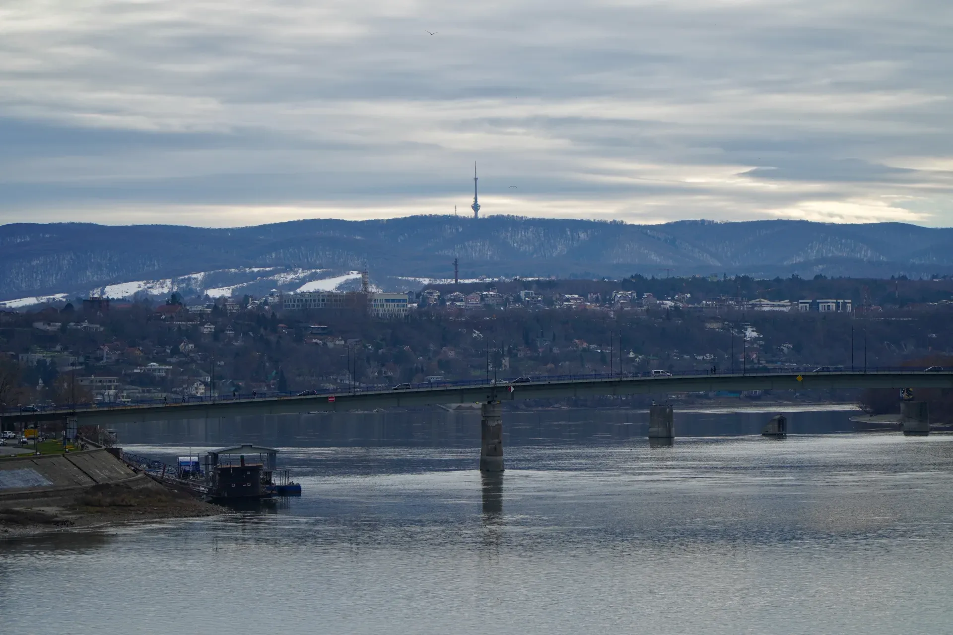 Vista del Fruška Gora e del Ponte di Varadin dal Ponte Žeželj, perfetta per gallerie e stampe.