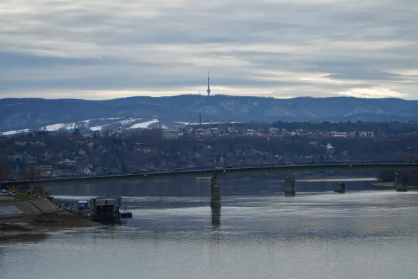 Vista del Fruška Gora y el Puente de Varadin desde el Puente Žeželj, perfecto para galerías y láminas.