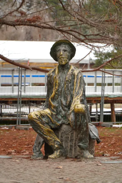 Denkmal für Djura Jakšić im Donaupark, Novi Sad, Serbien, im Hochformat.
