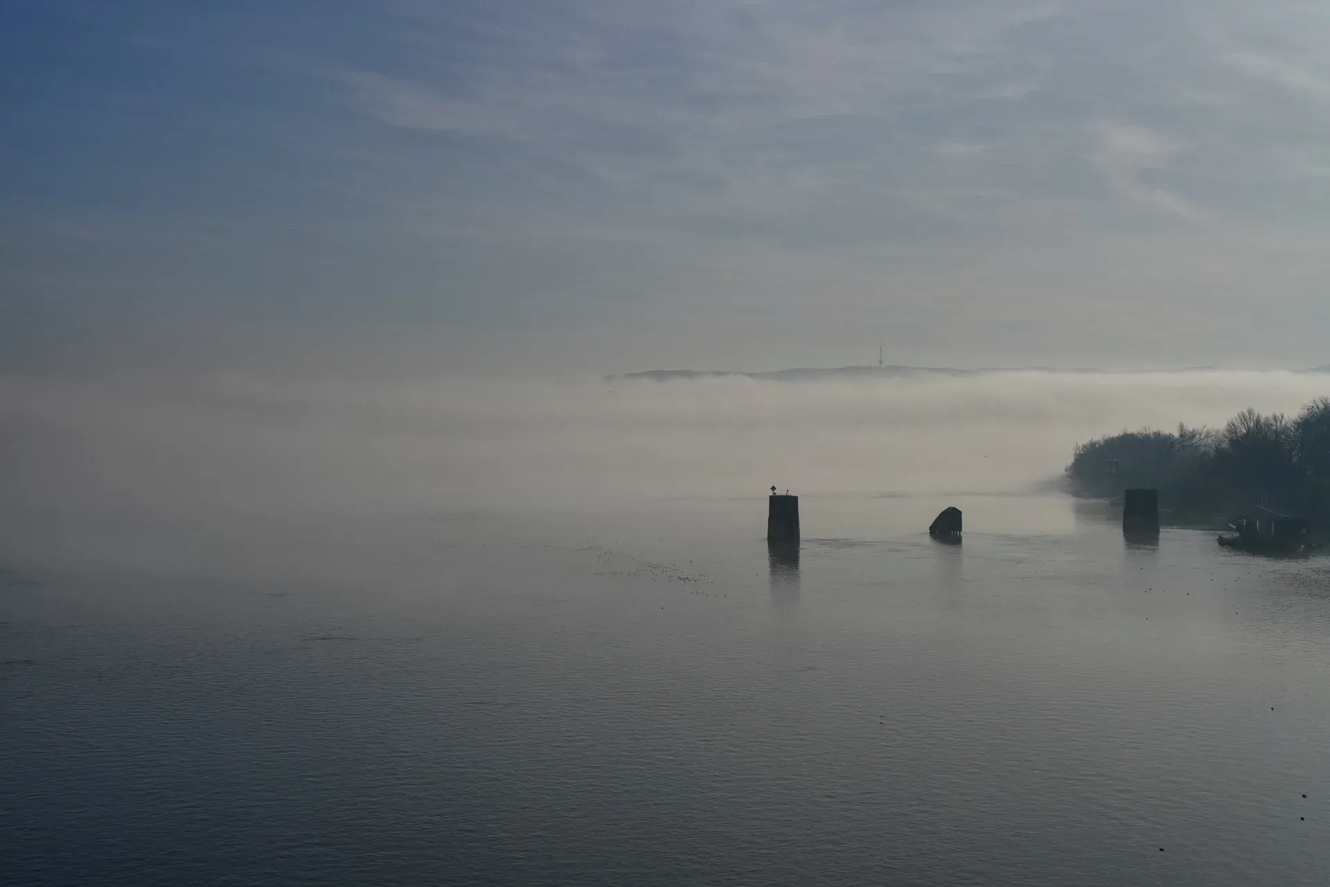 Pogled na Dunav u magli sa Varadinskog mosta, Novi Sad, Srbija.