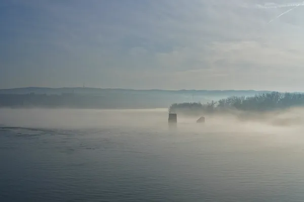 Nebbia fitta sul Danubio, vista dal Ponte Varadino, Serbia.