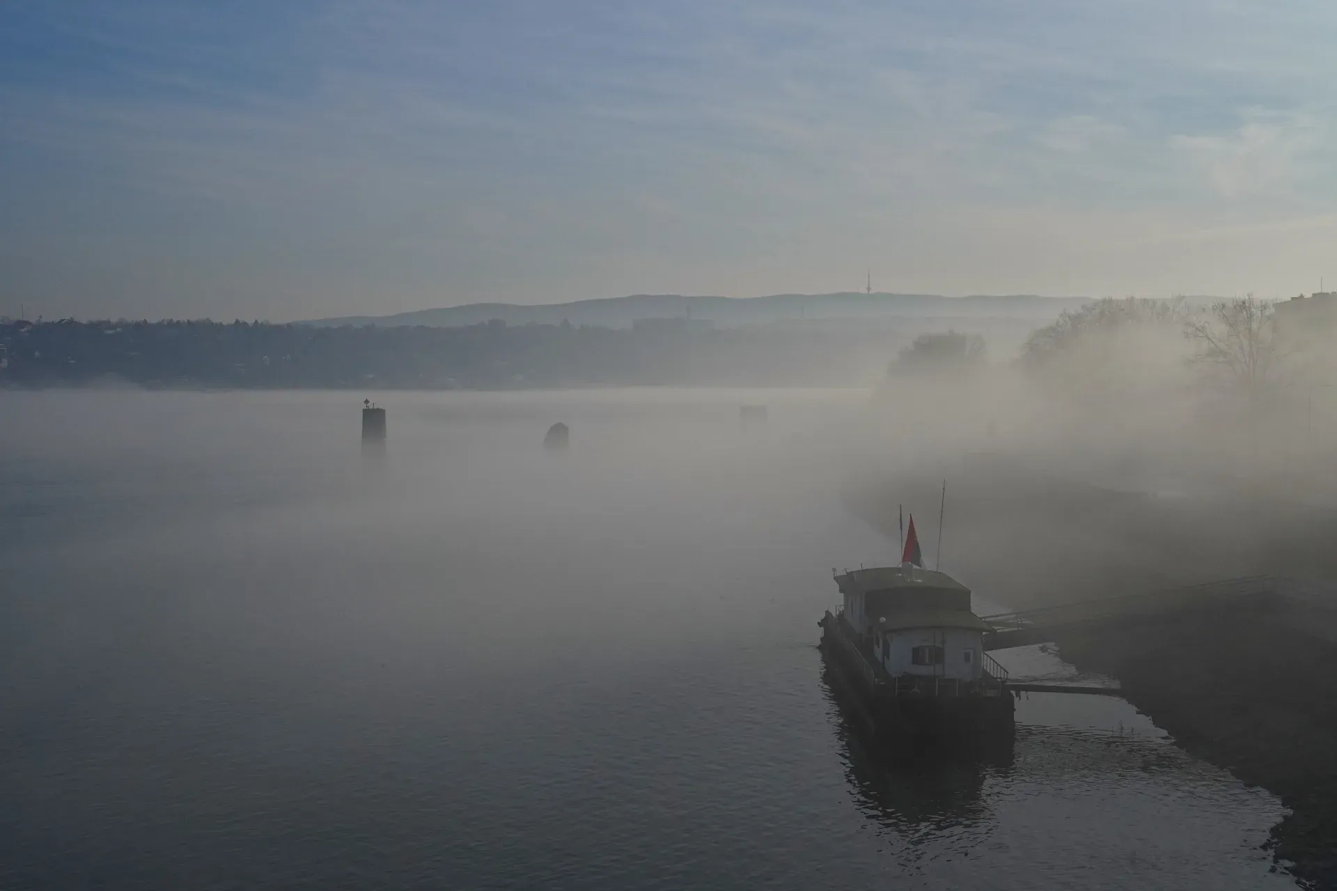 Embarcadère dans le brouillard sur le Danube avec vue sur Fruska, adapté pour la galerie ou l'impression.