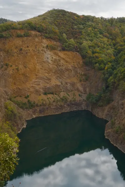 Ledinačko See unter dichten Wolken inmitten steiler Felsen, Serbien.
