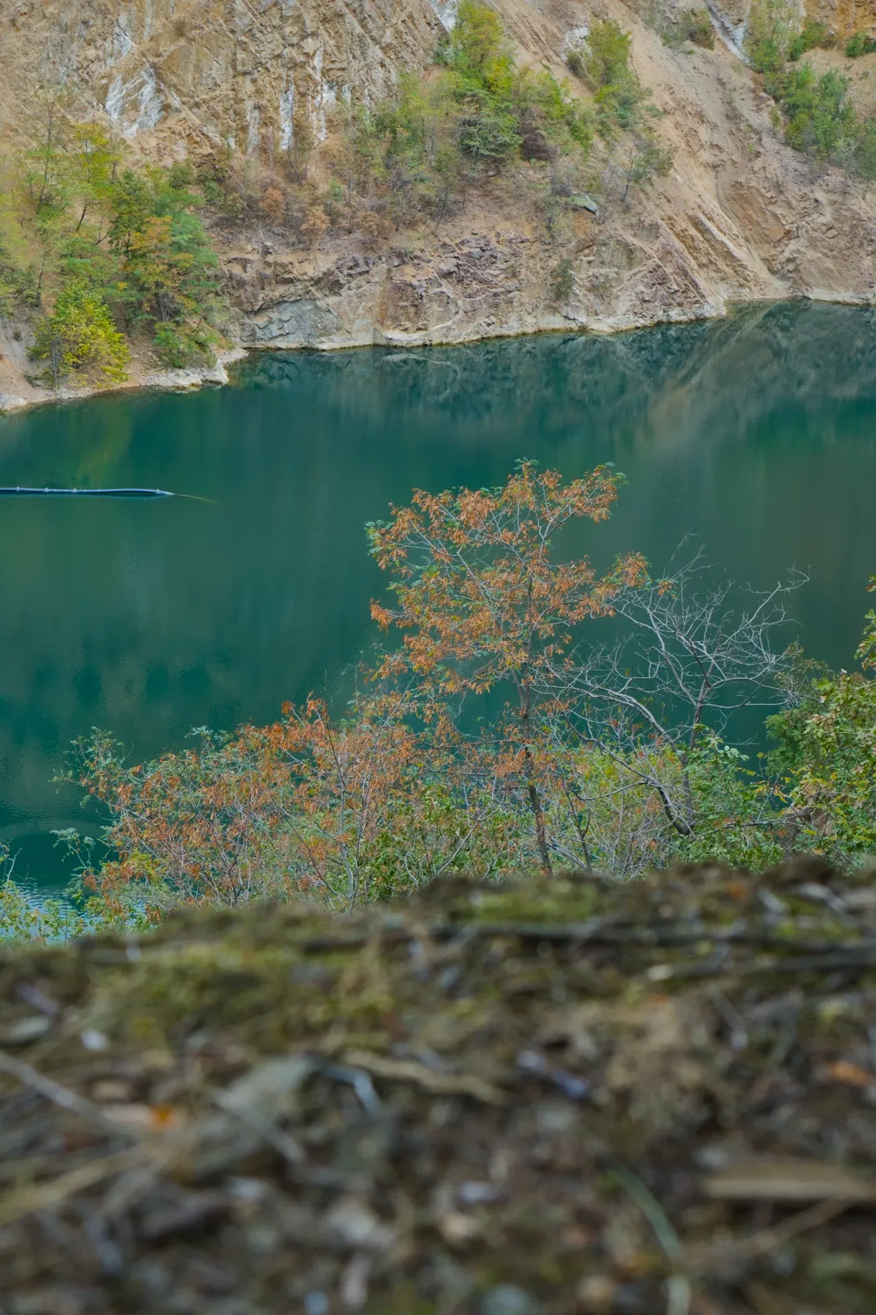 Vista della riva rocciosa settentrionale del lago Ledinačko dal punto panoramico sulla sponda meridionale, Serbia.