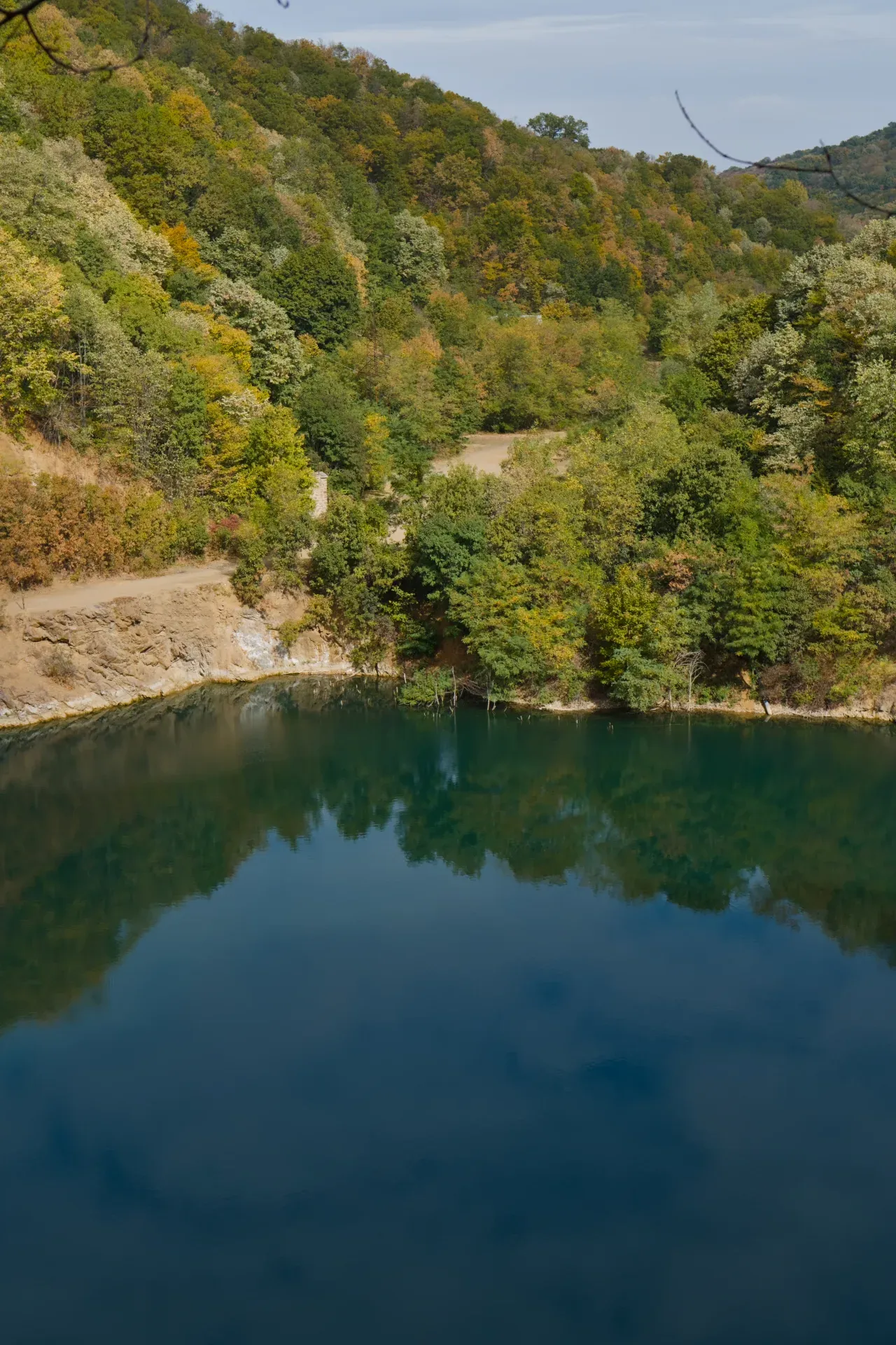 Nebo sa oblacima se ogleda u jezeru Ledinačko, stvarajući slikovit pejzaž.
