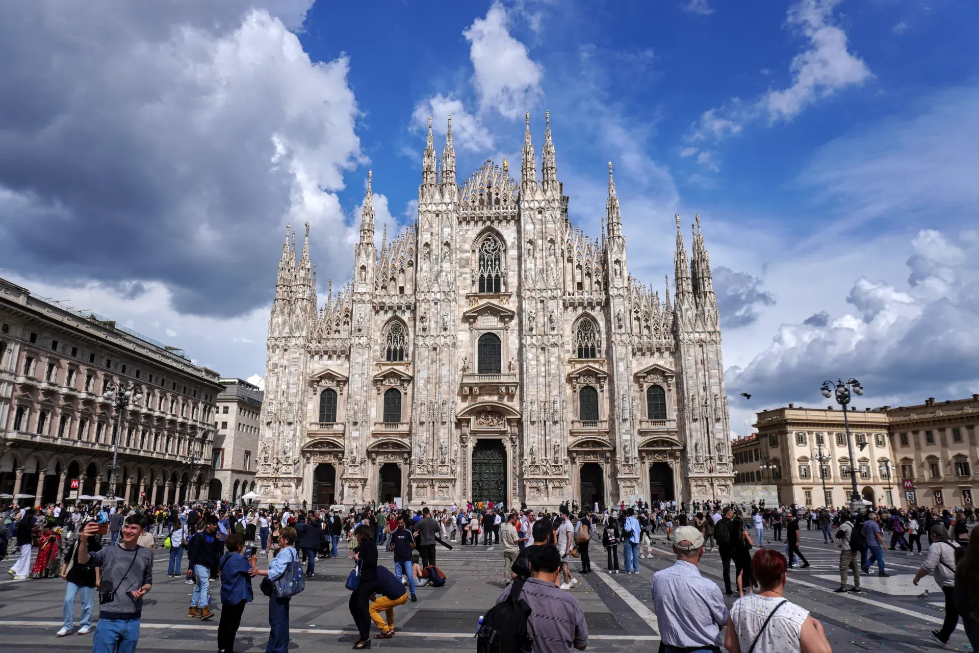 Une vue d'ensemble de la cathédrale de Milan avec une foule sur la Piazza del Duomo à Milan, Italie.