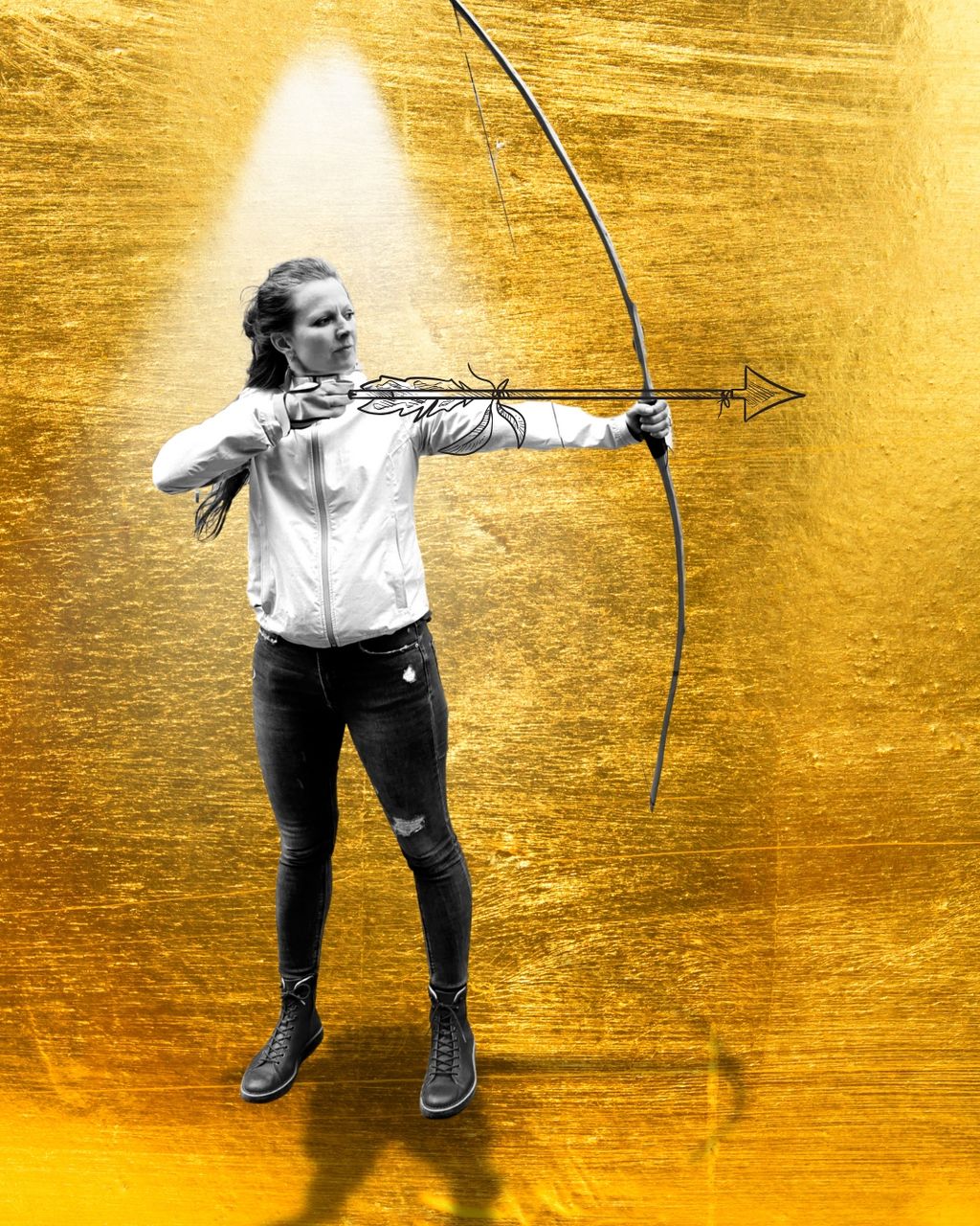Frau in weißer Jacke und dunkler Jeans, die mit einem Bogen und einem gezeichneten Pfeil zielt, vor einem goldfarbenen Hintergrund mit einem Lichtstrahl von oben.