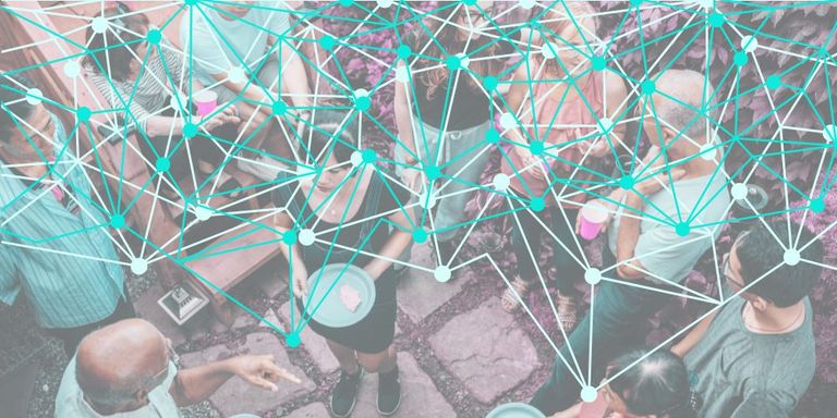 Mehrere Personen stehen in einem Kreis im Freien auf einem Steinboden und halten Teller oder Becher, überlagert von einem Netzwerk aus verbundenen Punkten und Linien.