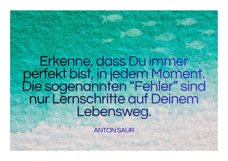 Inspirierendes Zitat auf blau-grünem Hintergrund mit Fischen im Wasser, das erklärt, dass Fehler Lernschritte auf dem Lebensweg sind.