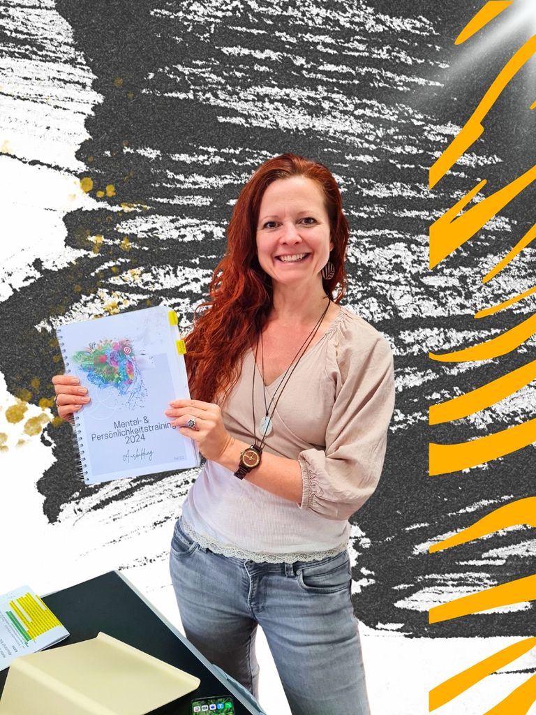 Frau mit Vortragsmappe vor schwarzem abstraktem Hintergrund