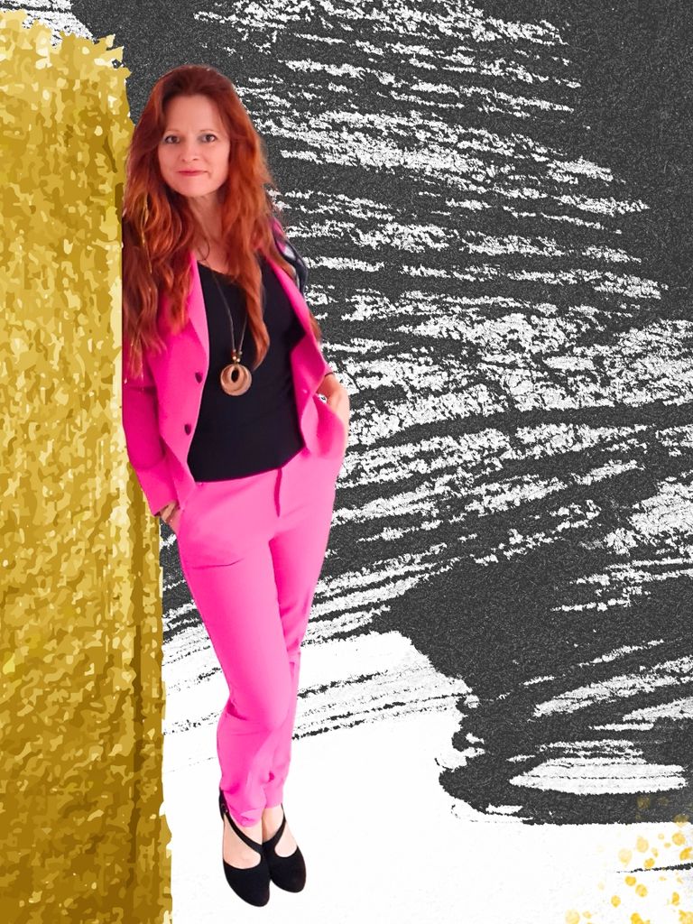 Frau mit rotem Haar an goldener abstrakter Säule.