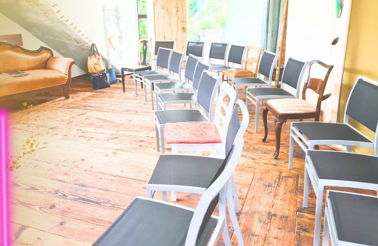 Stühle in einem Seminarraum mit Holz