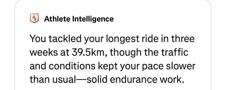 Text from an AI app or report discussing a recent cycling ride, highlighting a distance of 39.5 km and noting that traffic and conditions affected the pace. Emphasis on completing solid endurance work.