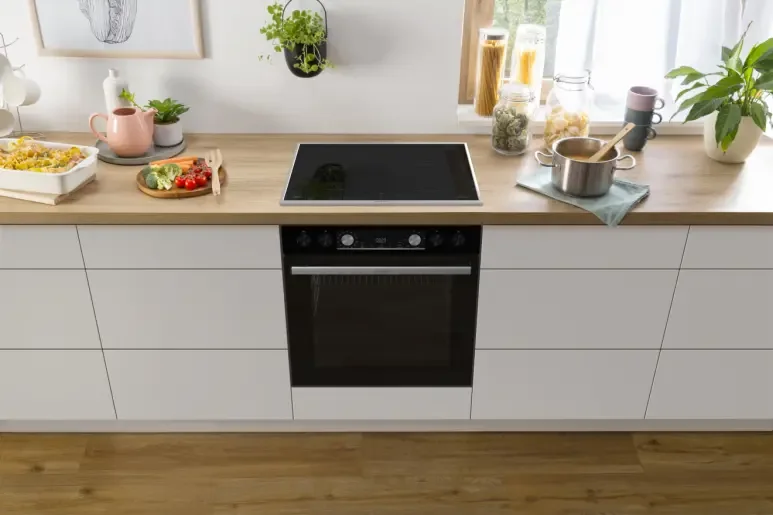 Gorenje Black Set 5 ugradbeni set — pećnica 77 L i indukcijska ploča 60 cm, AirFry, PowerBoost