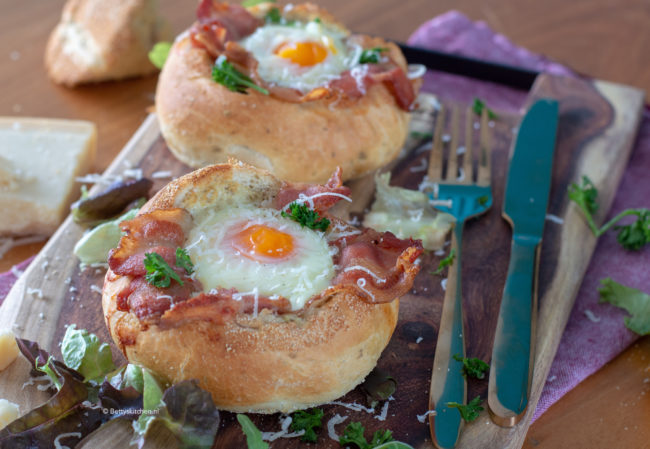 ei in een broodmandje recept © bettyskitchen