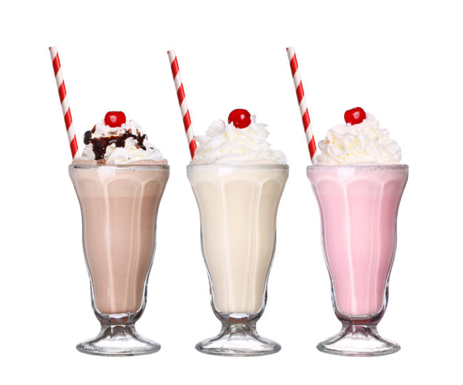 zelf milkshake maken met melk en room ijs