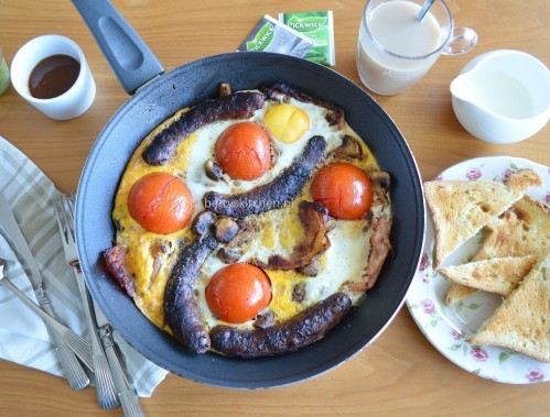 recept voor brits eenpans ontbijt met ei en worst