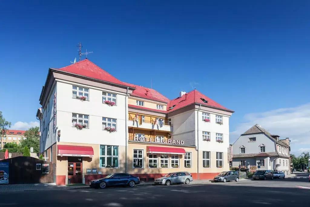 Hotel Grand, Doksy