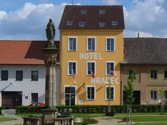 Hotel Hradec, Mlázovice