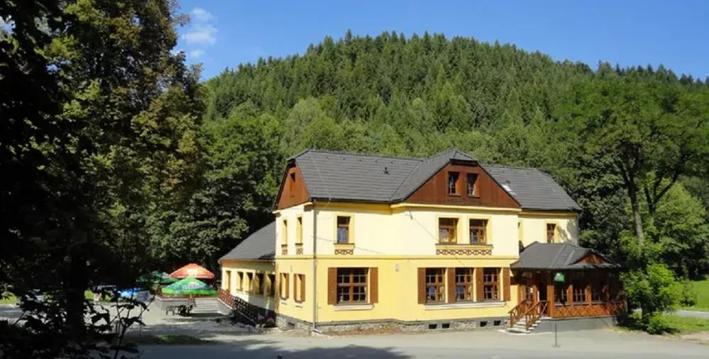 Hotel Růžové údolí, Zábřeh Pivonín