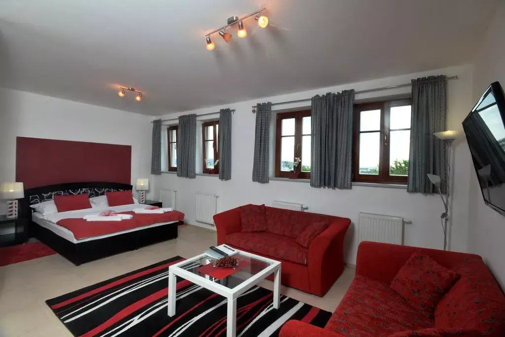 Hotel Grunt, Kosmonosy