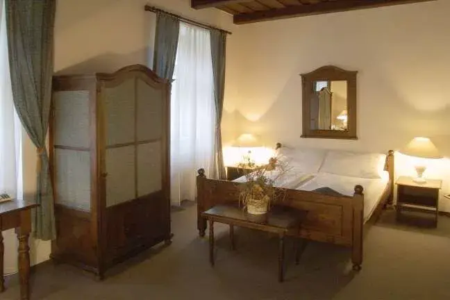 Hotel U Kříže, Praga Mała Strona