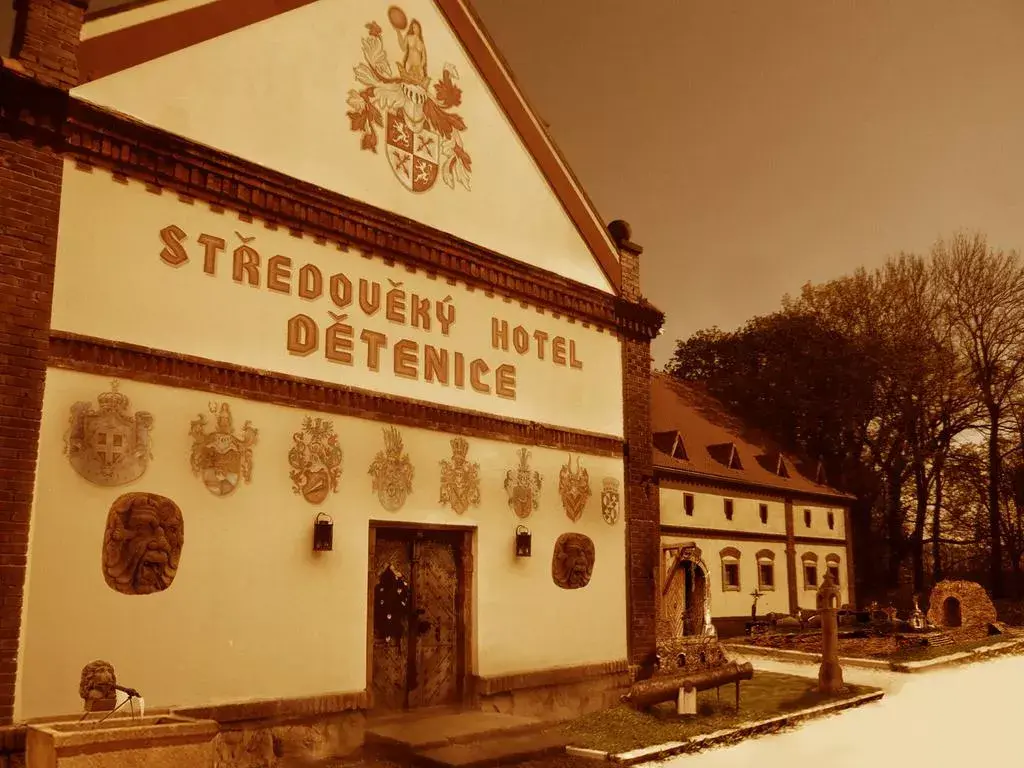 Středověký hotel Dětenice