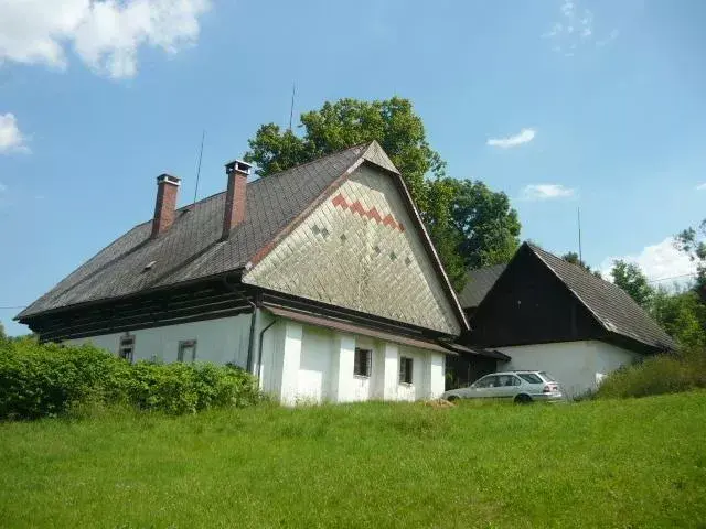 Romantická chalupa se špejcharem z 18. století