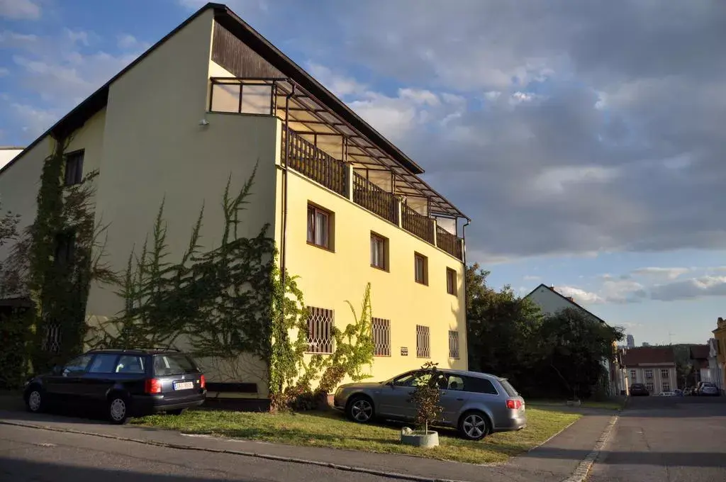 Hotel Wolf, Praha Hostivař