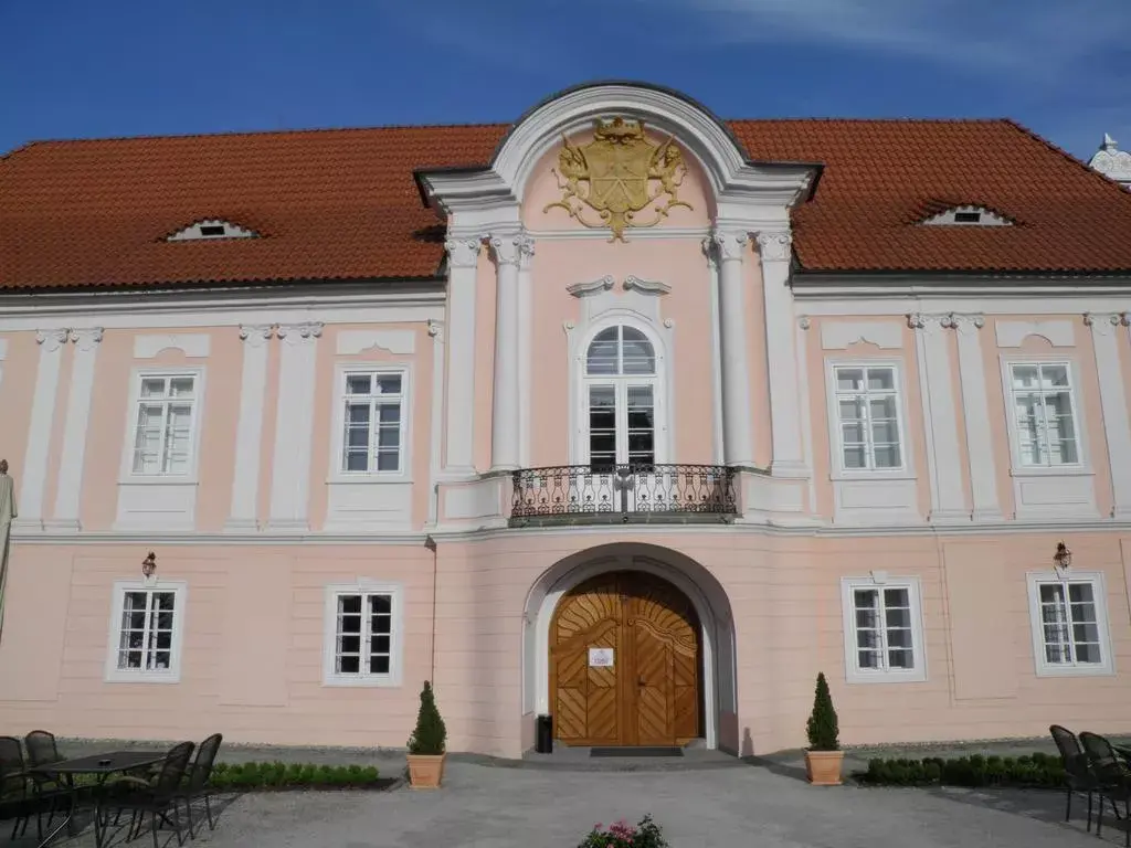 Photo 2 of Zámek Hrádek