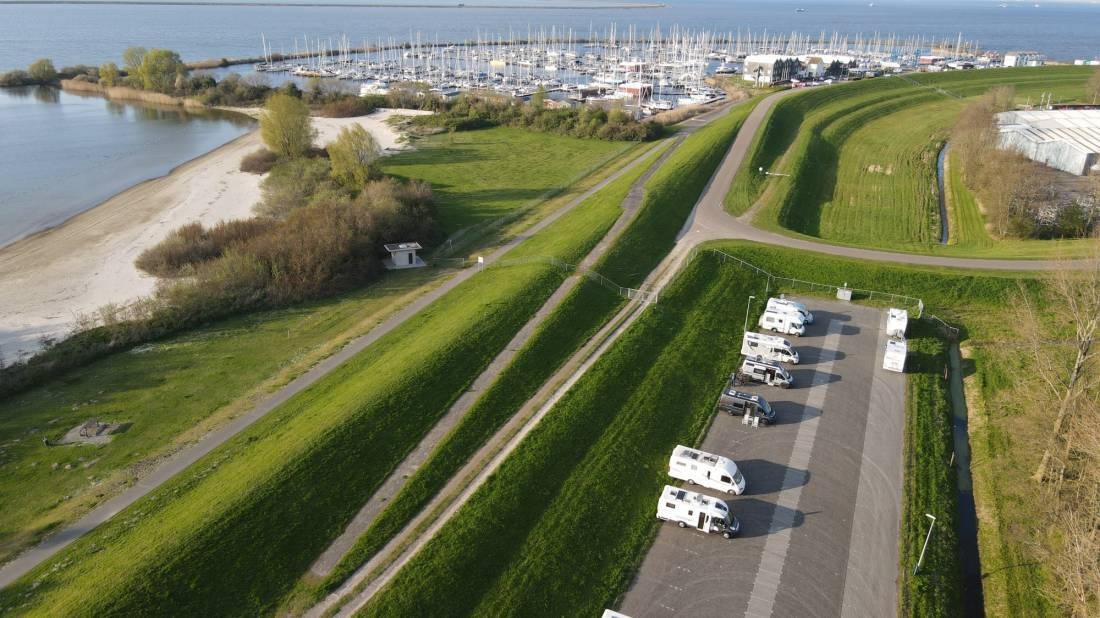 Übernachtungsparkplatz Strand Houtribhoek — Громадська парковка in Lelystad