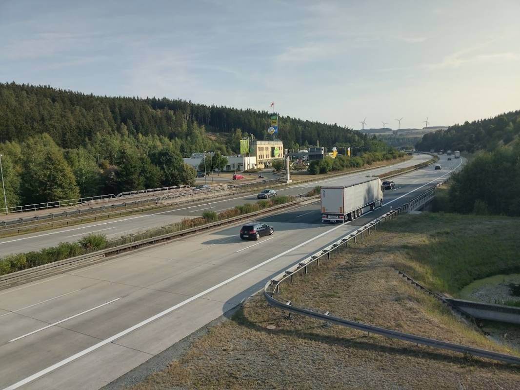 Wohnmobilstellplatz BAB9 Hirschberg — Area Autocaravanas in Hirschberg