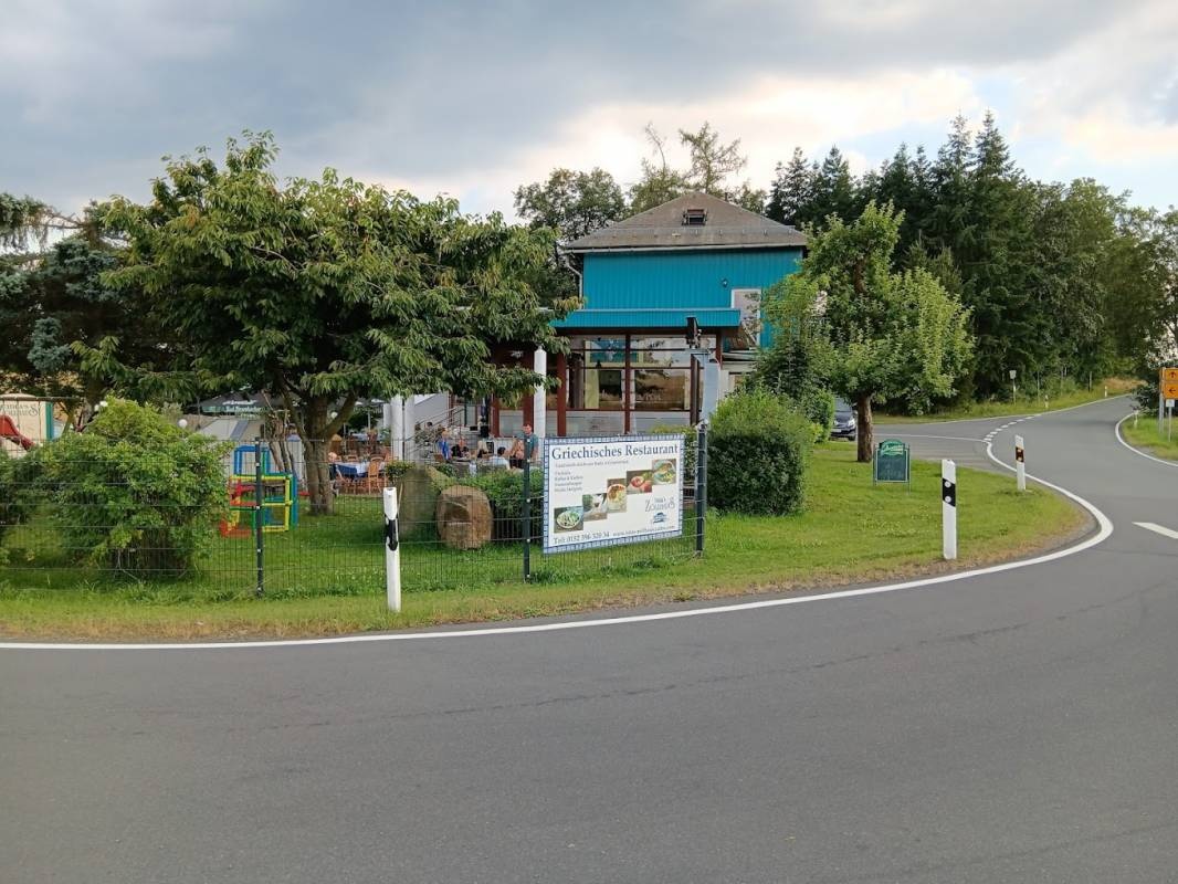 WoMo Stellplatz am Gasthof Spitzberg — Ved restaurang in Schleiz