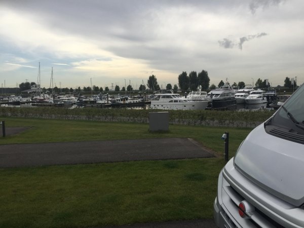 Stellplatz Watersportvereniging Geertruidenberg — Campervan Site in Geertruidenberg