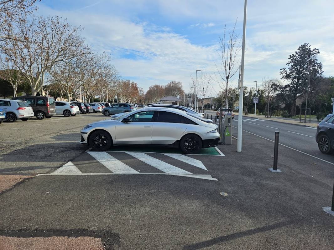 Stellplatz Place François Mitterrand — Area Autocaravanas in Saint-Martin-de-Crau