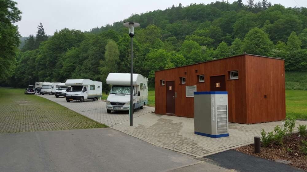 Stellplatz an den Feengrotten — Area di sosta in Saalfeld/Saale