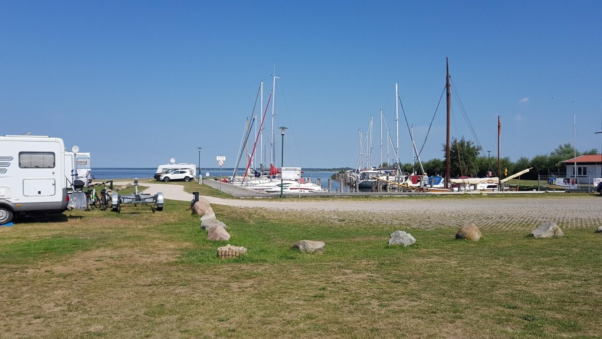 Stellplatz Neuendorf — Area di sosta in Saal