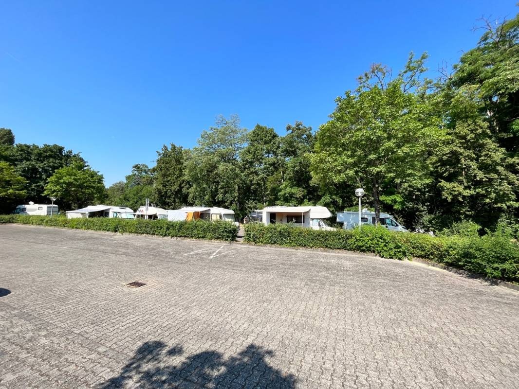 Stellplatz am Rheingau-Bad — Sp. parking dla kamperów in Rüdesheim am Rhein